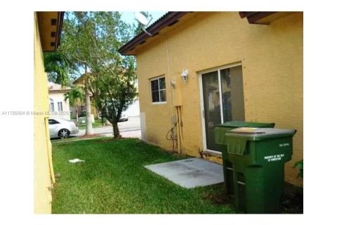 Снять в аренду таунхаус в Хомстед, Флорида 3 спальни, 111.48м2, № 1958800 - фото 4