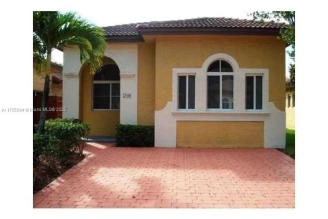 Снять в аренду таунхаус в Хомстед, Флорида 3 спальни, 111.48м2, № 1958800 - фото 1