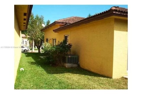 Снять в аренду таунхаус в Хомстед, Флорида 3 спальни, 111.48м2, № 1958800 - фото 5