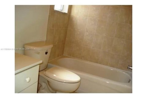 Снять в аренду таунхаус в Хомстед, Флорида 3 спальни, 111.48м2, № 1958800 - фото 7