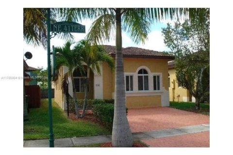 Снять в аренду таунхаус в Хомстед, Флорида 3 спальни, 111.48м2, № 1958800 - фото 2