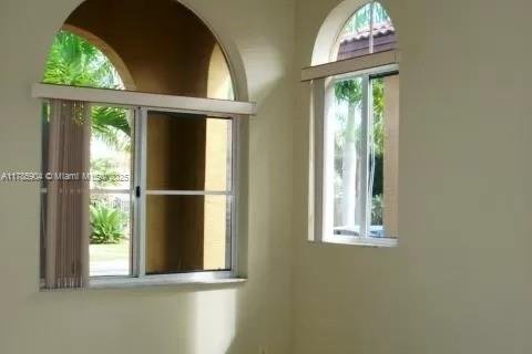 Снять в аренду таунхаус в Хомстед, Флорида 3 спальни, 111.48м2, № 1958800 - фото 6