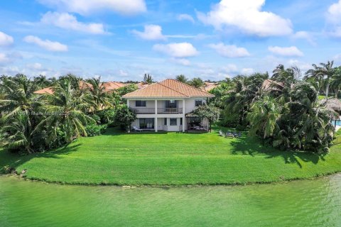 Villa ou maison à vendre à Cutler Bay, Floride: 5 chambres, 366.5 m2 № 1896025 - photo 2