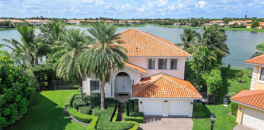 Casa en Cutler Bay, Florida 5 dormitorios, 366.5 m2 № 1896025