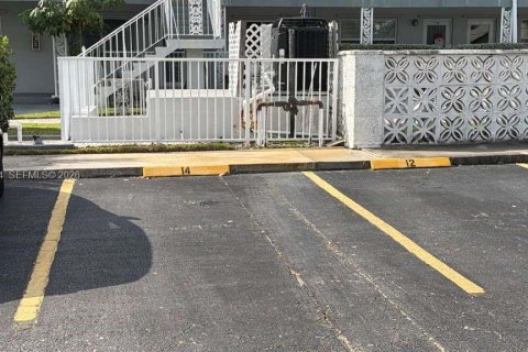 Condominio en venta en Hallandale Beach, Florida, 2 dormitorios, 98.48 m2 № 2046809 - foto 27