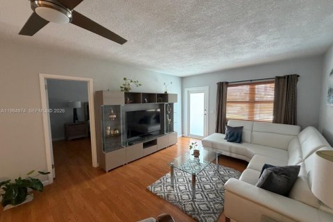 Condominio en venta en Hallandale Beach, Florida, 2 dormitorios, 98.48 m2 № 2046809 - foto 2