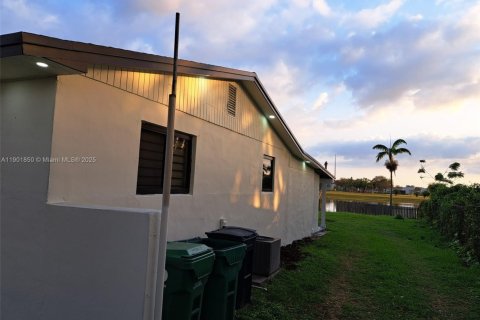 House in Homestead, Florida 3 bedrooms, 161.65 sq.m. № 1953284 - photo 21