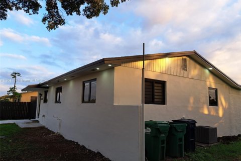 House in Homestead, Florida 3 bedrooms, 161.65 sq.m. № 1953284 - photo 22