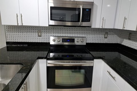 House in Homestead, Florida 3 bedrooms, 161.65 sq.m. № 1953284 - photo 7
