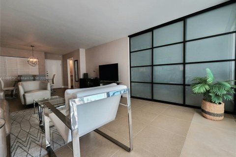 Купить кондоминиум в Халландейл-Бич, Флорида 2 спальни, 115.94м2, № 1933955 - фото 15