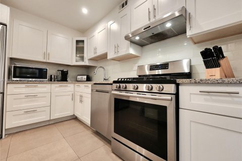 Купить кондоминиум в Халландейл-Бич, Флорида 2 спальни, 115.94м2, № 1933955 - фото 14