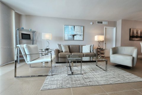 Купить кондоминиум в Халландейл-Бич, Флорида 2 спальни, 115.94м2, № 1933955 - фото 8