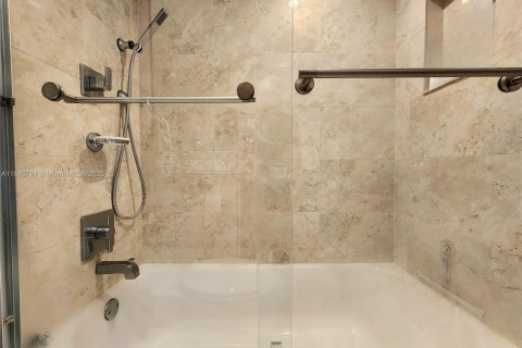 Купить кондоминиум в Халландейл-Бич, Флорида 2 спальни, 115.94м2, № 1933955 - фото 26