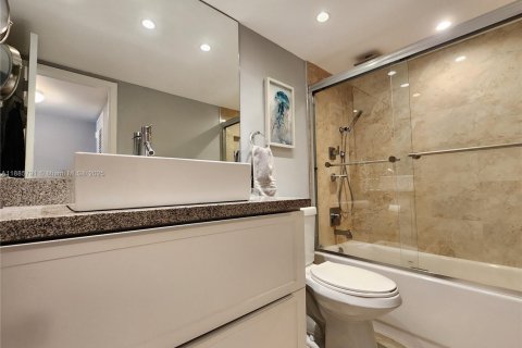 Купить кондоминиум в Халландейл-Бич, Флорида 2 спальни, 115.94м2, № 1933955 - фото 25