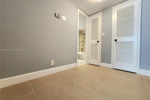 Купить кондоминиум в Халландейл-Бич, Флорида 2 спальни, 115.94м2, № 1933955 - фото 27