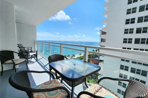 Купить кондоминиум в Халландейл-Бич, Флорида 2 спальни, 115.94м2, № 1933955 - фото 3