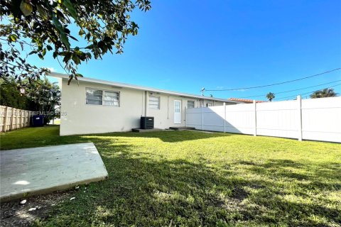 Снять в аренду таунхаус в Санни-Айлс-Бич, Флорида 3 спальни, 111.48м2, № 2000775 - фото 20