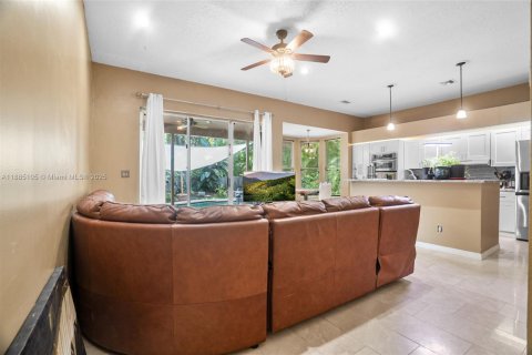 House in Coral Springs, Florida 4 bedrooms, 248.98 sq.m. № 1941304 - photo 11