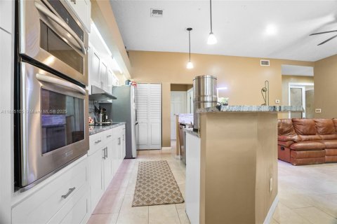 House in Coral Springs, Florida 4 bedrooms, 248.98 sq.m. № 1941304 - photo 16