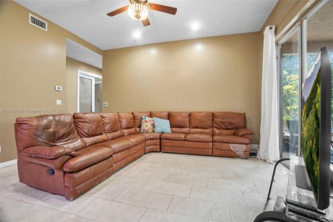 House in Coral Springs, Florida 4 bedrooms, 248.98 sq.m. № 1941304 - photo 13