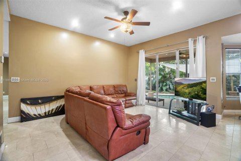 House in Coral Springs, Florida 4 bedrooms, 248.98 sq.m. № 1941304 - photo 12