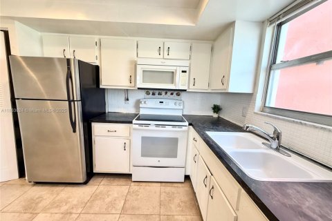 Condo in Miami, Florida, 2 bedrooms  № 1889755 - photo 7