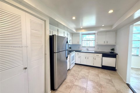 Condo in Miami, Florida, 2 bedrooms  № 1889755 - photo 5