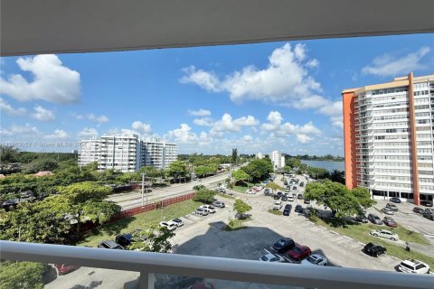 Condo in Miami, Florida, 2 bedrooms  № 1889755 - photo 11