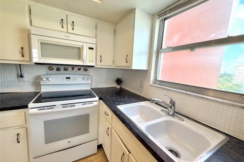 Condo in Miami, Florida, 2 bedrooms  № 1889755 - photo 9