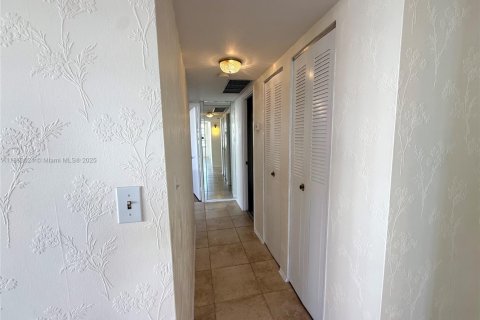 Condo in Miami, Florida, 2 bedrooms  № 1889755 - photo 12