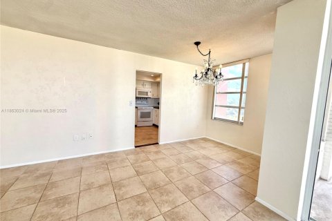 Condo in Miami, Florida, 2 bedrooms  № 1889755 - photo 2