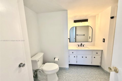 Condo in Miami, Florida, 2 bedrooms  № 1889755 - photo 13