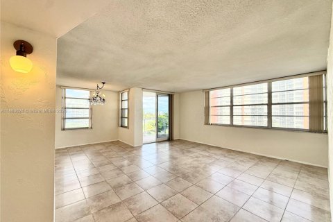 Condo in Miami, Florida, 2 bedrooms  № 1889755 - photo 1