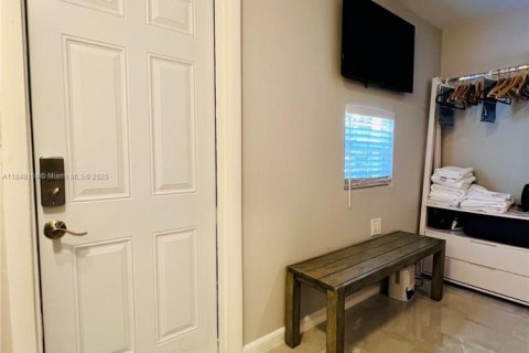 Immobilier commercial à louer à Miami, Floride: 23.41 m2 № 1961811 - photo 9