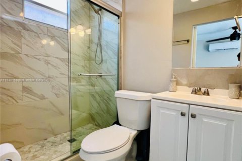 Immobilier commercial à louer à Miami, Floride: 23.41 m2 № 1961811 - photo 1