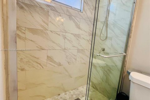 Immobilier commercial à louer à Miami, Floride: 23.41 m2 № 1961811 - photo 5