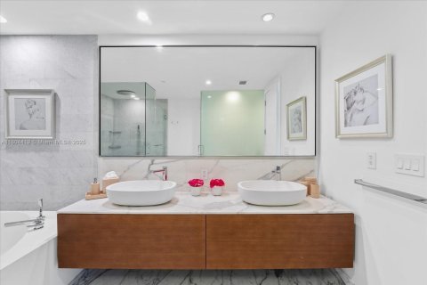 Condo in Bal Harbour, Florida, 2 bedrooms  № 1976224 - photo 16