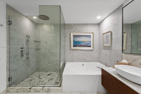 Condo in Bal Harbour, Florida, 2 bedrooms  № 1976224 - photo 21