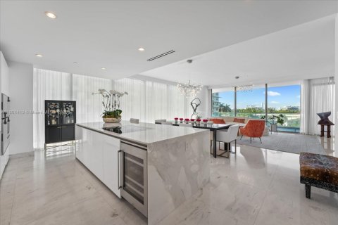 Condo in Bal Harbour, Florida, 2 bedrooms  № 1976224 - photo 12