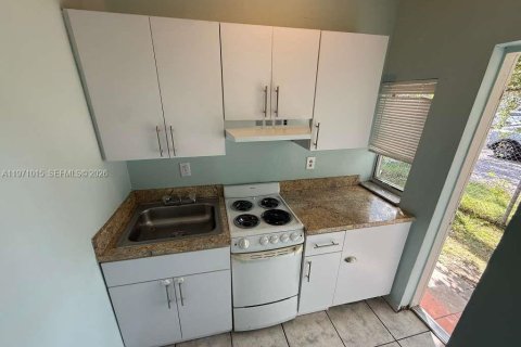 Casa en alquiler en Miami, Florida, 257.53 m2 № 2032633 - foto 3