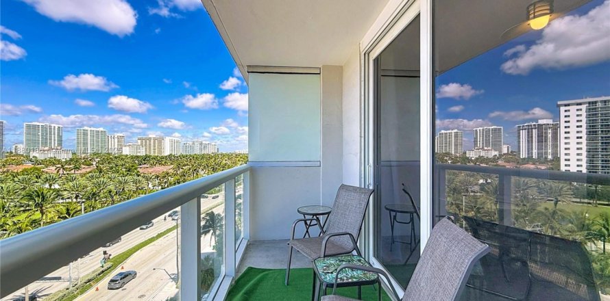Hotel in Sunny Isles Beach, Florida 33.44 sq.m. № 1944070