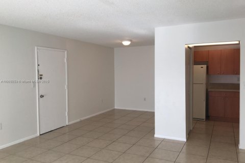 Condo in West Palm Beach, Florida, 1 bedroom № 1976301 - photo 2