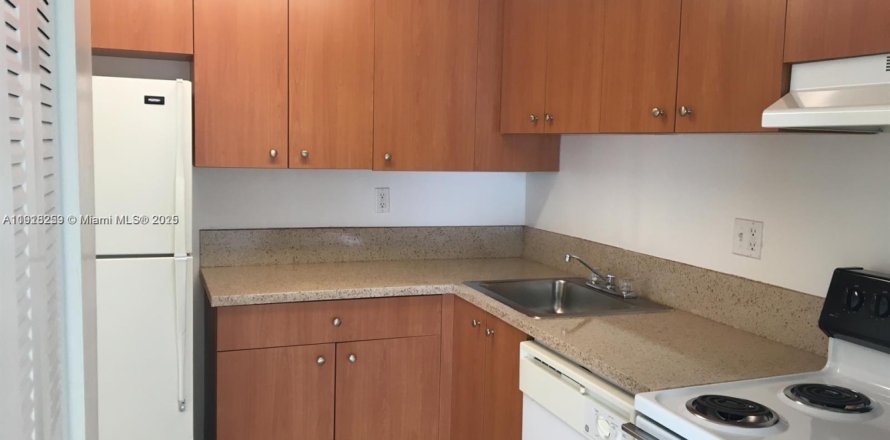 Condo in West Palm Beach, Florida, 1 bedroom № 1976301