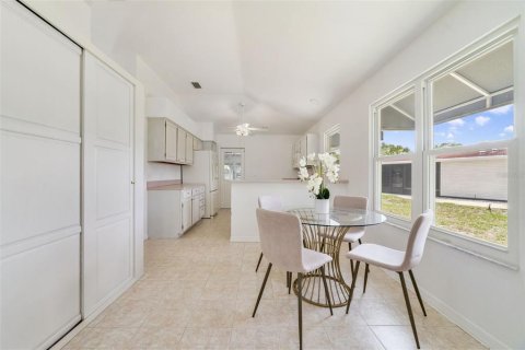 House in Lady Lake, Florida 2 bedrooms, 124.3 sq.m. № 1746379 - photo 5