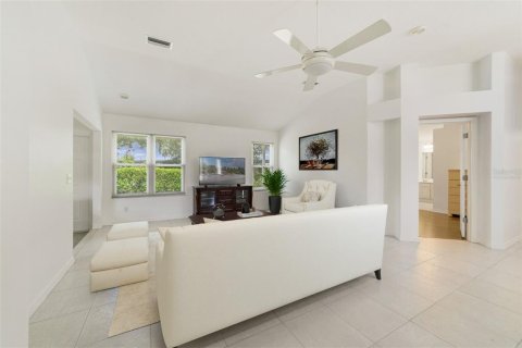House in Lady Lake, Florida 2 bedrooms, 124.3 sq.m. № 1746379 - photo 3