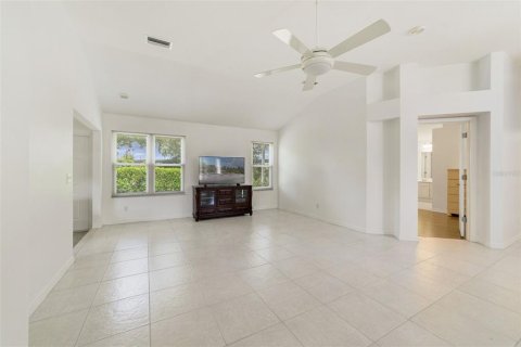 House in Lady Lake, Florida 2 bedrooms, 124.3 sq.m. № 1746379 - photo 18