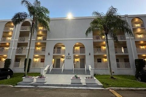 Condominio en alquiler en Pembroke Pines, Florida, 2 dormitorios, 102.19 m2 № 1949907 - foto 1