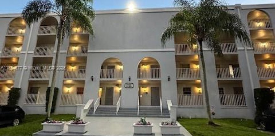 Condominio en Pembroke Pines, Florida, 2 dormitorios № 1949907