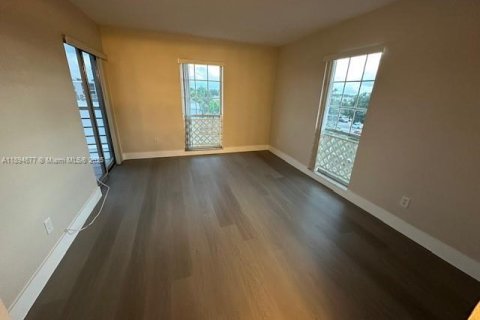 Condominio en alquiler en Pembroke Pines, Florida, 2 dormitorios, 102.19 m2 № 1949907 - foto 3