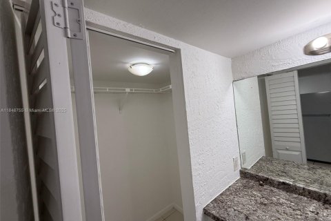 Villa ou maison à louer à Miami, Floride: 5017.28 m2 № 1846081 - photo 9